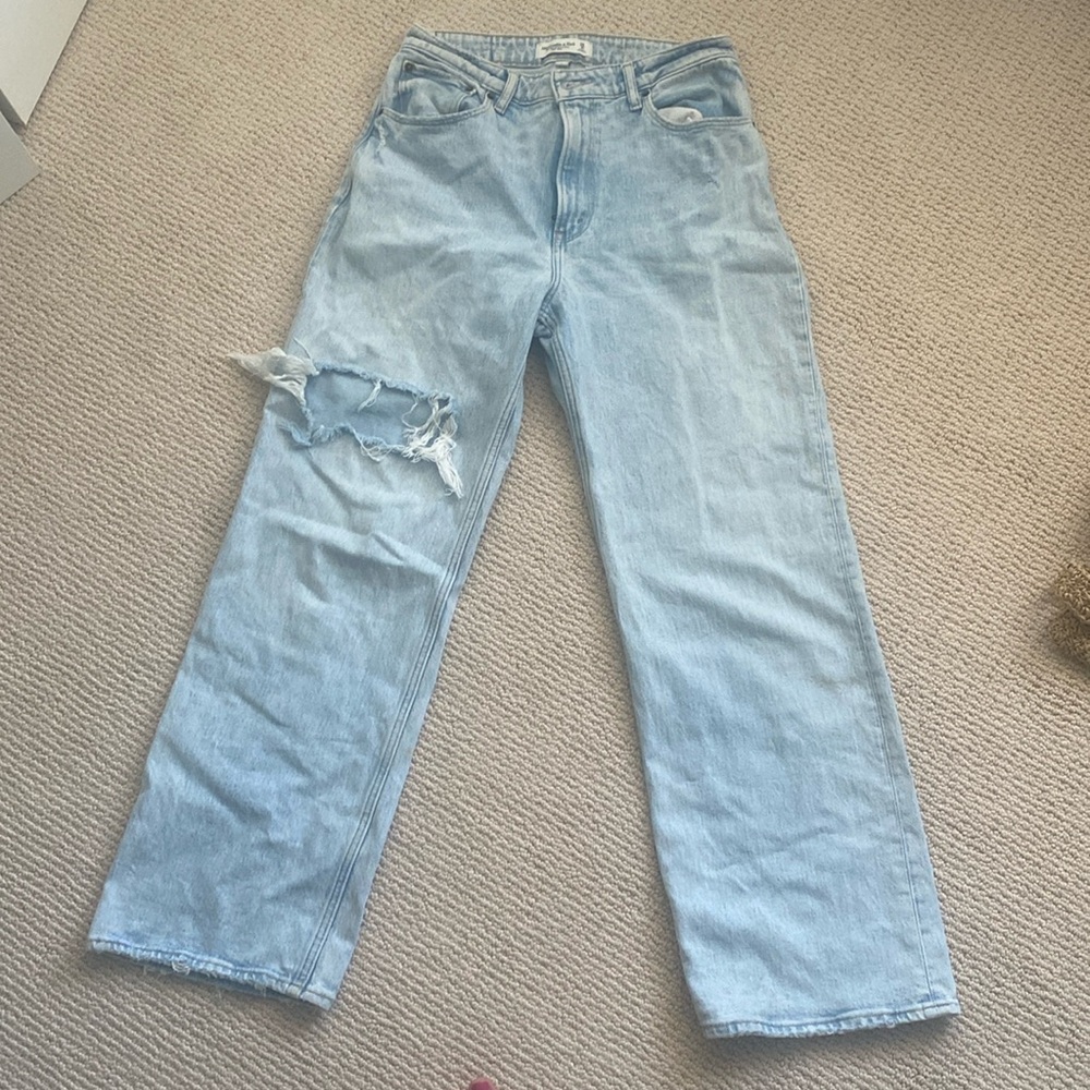 Abercrombie The 90’s Relaxed Jean- High Rise- Curve Love